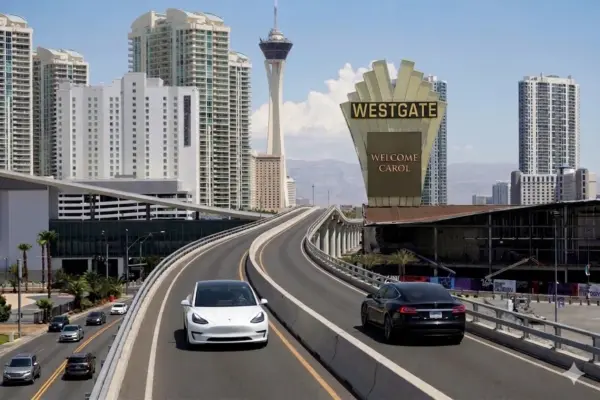 Vegas Loop будет использовать существующие опоры монорельса для поднятия туннельных Tesla